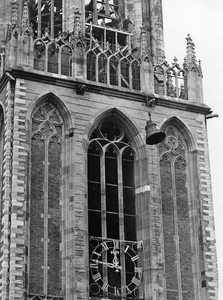 406411 Afbeelding van het neerlaten van één van de zwaarste klokken van de Domtoren (Domplein) te Utrecht, in verband ...